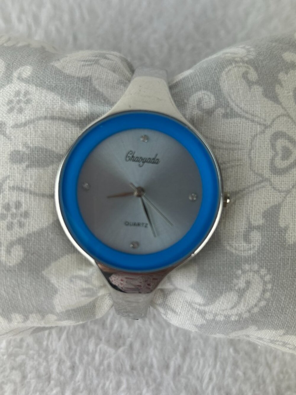 Chaoyada Women's Silver Tone watch Quartz Round Dial Steel metal Band Blue